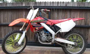 Honda CR 250 ile ma koni? Odkryj moc i osiągi różnych modeli