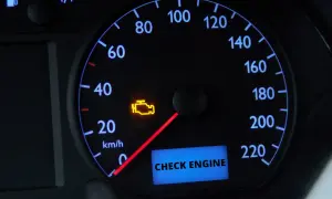 Kontrolka "Check Engine" świeci się na desce rozdzielczej. Dowiedz się, jak skasować błąd check engine bez komputera.