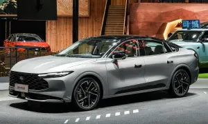 Elegancki, srebrny Ford Mondeo 2025 z czarnym dachem prezentuje się na wystawie.
