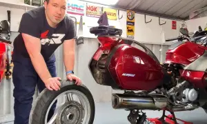 Ile oleju do silnika Honda Deauville 700? Oto kluczowe informacje