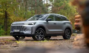 Srebrny SUV w lesie, gotowy na przygodę. Wiele osób chwali go w baic 7 opiniach za styl i osiągi.