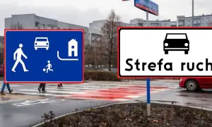Znak D52 informuje o strefie zamieszkania, gdzie piesi mają pierwszeństwo. Obok znak "Strefa ruchu" z samochodem.