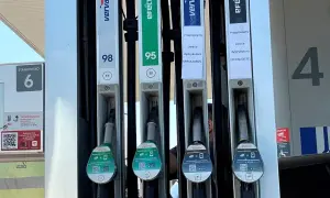 Dylemat kierowcy: czy verva 98 to benzyna czy diesel? Na dystrybutorach widać oznaczenia 98, 95, a także informację o awarii dystrybutora VERVA DIESEL.