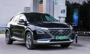 Czarny Hyundai Nexo, samochód wodorowy, tankuje na stacji paliw.