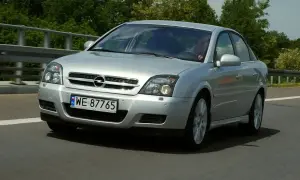 Srebrny Opel Vectra C na drodze. Zastanawiasz się, jaki silnik w tym modelu jest najmniej awaryjny?