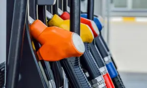 Kolorowe pistolety na stacji paliw, gotowe do tankowania. Jeden z nich, pomarańczowy, sugeruje, że zaraz zatankujesz verva diesel.
