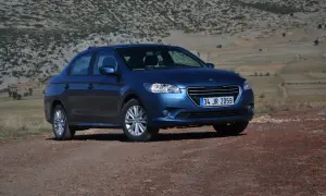 Niebieski Peugeot 301 na tle skalistego, pustynnego krajobrazu.