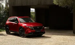 Czerwona Mazda CX-5 na żwirowym podjeździe. Sprawdź aktualną mazda cx-5 cena i wybierz swój wymarzony SUV.