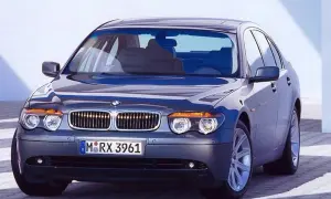 Elegancki, ciemnoszary BMW 730d z charakterystyczną atrapą chłodnicy i reflektorami.