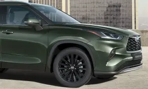 Elegancki, ciemnozielony Toyota Highlander 2025 z czarnymi felgami i nowoczesnym grillem, gotowy na miejskie wyzwania.