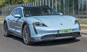 Jasnoniebieski Porsche Taycan Cross Turismo w ruchu. Sprawdź aktualną porsche taycan cena i możliwości tego elektrycznego kombi.