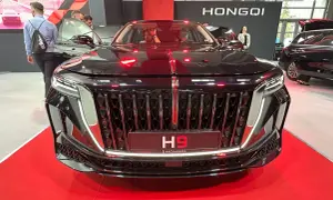 Elegancki czarny Hongqi H9 na czerwonym dywanie. Zastanawiasz się nad jego hongqi h9 ceną?