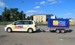 Samochód nauki jazdy z przyczepą, gotowy do szkolenia na prawo jazdy kategorii B+E.
