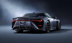 Tylna część sportowego coupe Toyota GR GT z agresywnym dyfuzorem i czterema końcówkami wydechu.