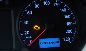 Na desce rozdzielczej świeci się żółta kontrolka check engine, sygnalizując problem z silnikiem.