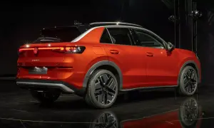 Pomarańczowy Volkswagen T-Roc z czarnym dachem, stylowymi felgami i nowoczesnymi światłami. Sprawdź aktualną volkswagen t-roc cena.