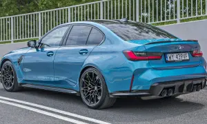 Niebieskie BMW M3 z dyfuzorem i spojlerem. Sprawdź aktualną bmw m3 cena i konfigurację.