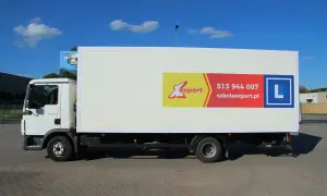 Biała ciężarówka z logo szkoły jazdy "Expert" i literą "L" na boku. Idealna do nauki jazdy na prawo jazdy C1.