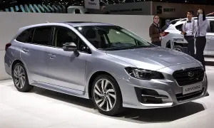 Srebrny Subaru Levorg na wystawie, z ludźmi w tle.