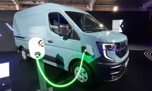 Nowy Renault Master 2025 w kolorze miętowym jest ładowany. Nowoczesny design i ekologiczne rozwiązania dla transportu.