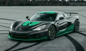 Czarny Rimac Nevera z zielonymi akcentami na masce i progach, gotowy do jazdy po torze.