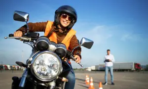 Jakie prawo jazdy na motor 1000? Sprawdź wymagania i koszty
