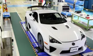 Biały Lexus LFA na linii produkcyjnej. Cena tego cacka jest astronomiczna, ale czy warto?