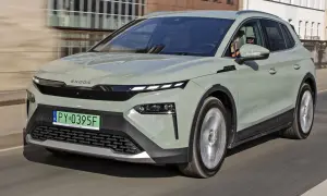 Nowa Skoda Elroq w kolorze miętowym przemierza miejskie ulice, prezentując nowoczesny design i elektryczną moc.