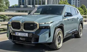 Szary BMW XM na drodze. Sprawdź aktualną bmw xm cena i dostępne konfiguracje.