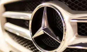 Błyszczące logo Mercedes na grillu, gotowe na przygodę w terenie. Ten mercedes 4x4 to symbol luksusu i mocy.