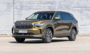 Złoty Skoda Kodiaq stoi przed betonową ścianą. Poznaj jego imponujące skoda kodiaq wymiary, idealne na rodzinne podróże.