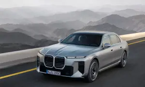 Srebrne BMW 2025 jedzie po górskiej drodze.