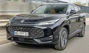 Czarny MG HS na drodze. Atrakcyjna mg hs cena zachęca do zakupu tego stylowego SUV-a.