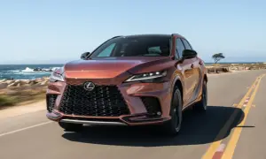 Nowy Lexus RX jedzie wzdłuż wybrzeża.