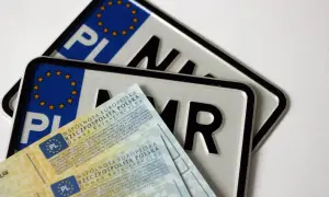 Zgubiony dowód rejestracyjny? Na zdjęciu polskie tablice rejestracyjne i dokumenty.