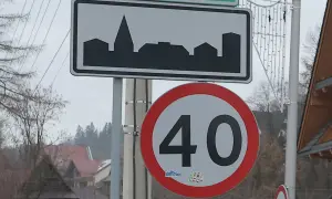 Znak informuje o wjeździe na teren zabudowany. Ograniczenie prędkości do 40 km/h.