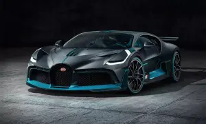 Szary Bugatti Divo z błękitnymi akcentami, gotowy do bicia rekordów prędkości.