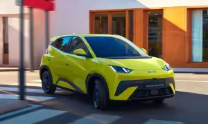 Żółty BYD Dolphin Surf sunie po mieście, jak mewa nad falami.