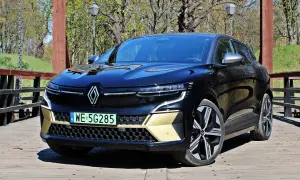 Nowy Renault Austral, czarna marka samochodu na drewnianym moście, z elementami w kolorze złota.