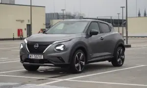 Szary Nissan Juke 1.6 benzyna na parkingu.
