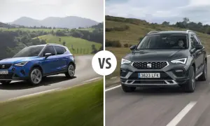 Niebieski i szary Seat SUV jadące po krętych drogach.