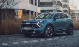 Nowe Kia Sportage w miejskiej scenerii. Czy warto sprawdzić kia sportage opinie przed zakupem?