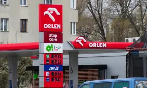 Stacja Orlen z widoczną promocją na paliwo. Ceny benzyny i diesla na tablicy informacyjnej.