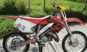 Honda CR 125 ile ma koni? Sprawdź moc i osiągi tego motocykla