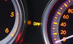 Żółta kontrolka DPF świeci się na desce rozdzielczej, sygnalizując problem z filtrem cząstek stałych.