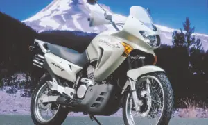 Honda Transalp 600 czy 650 - który motocykl lepiej spełni oczekiwania?