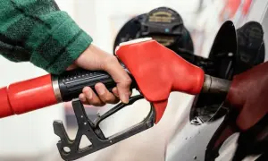 Jak pozbyć się zapachu benzyny z ubrania - skuteczne metody i porady