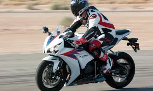 Honda CBR 1000RR ile do setki - zaskakujące osiągi i przyspieszenie