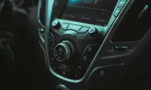 Jak wprowadzić kod do radia Honda Jazz i uniknąć problemów z odblokowaniem