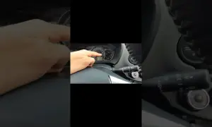 Jak włączyć światła przeciwmgielne tylne w Toyota Yaris - proste kroki